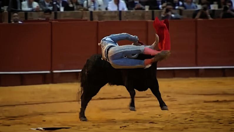 Peruano leva chifrada e sofre ferimento de 35 centímetro em tourada na Espanha. — Foto: Reprodução/Twitter