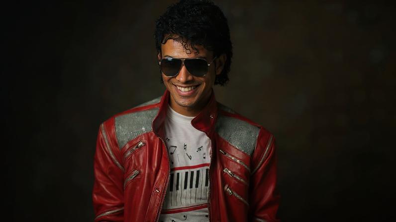 Jaafar Jackson como o tio Michael Jackson (1958-2009) em material de divulgação de Michael (2026), cinebiografia do Rei do Pop