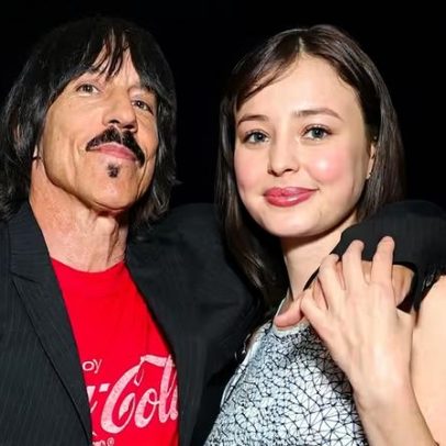 Namorada de Anthony Kiedis rebate críticas sobre diferença de 33 anos