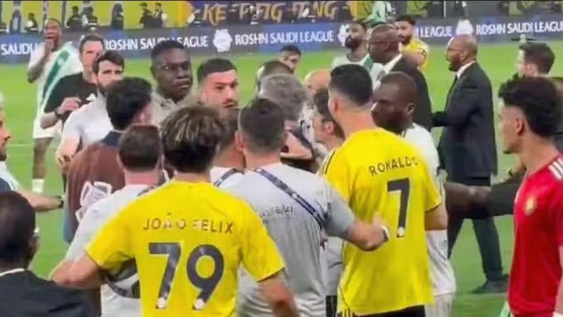 Cristiano Ronaldo batendo boca com Merih Demira após a vitoria do Al-Nassr — Foto: Reprodução