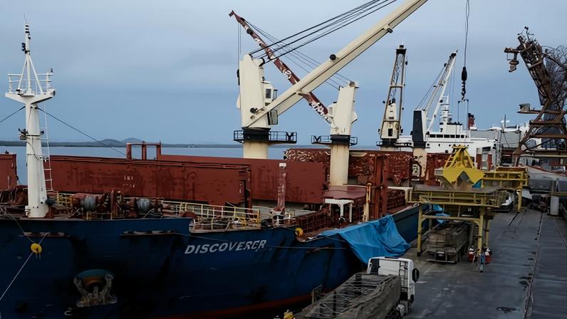 Cargueiro descarrega soja no porto de Paranaguá, Paraná (importação, exportação, navio cargueiro, soja)