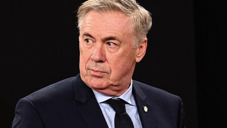 Carlo Ancelotti passa pelo tapete vermelho do sorteio da Copa de 2026, em Washington