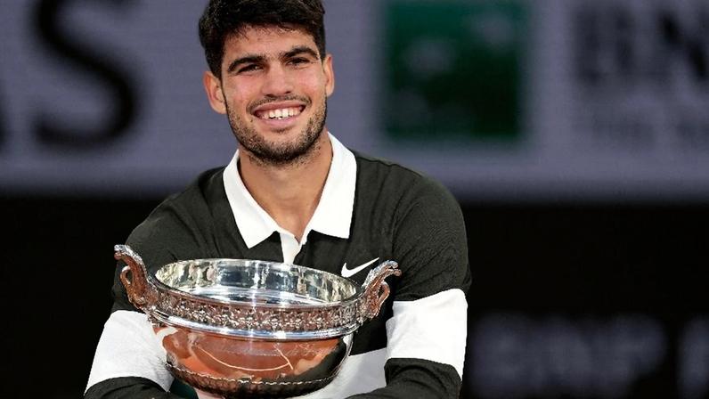 Carlos Alcaraz com o troféu de campeão de Roland Garros em 2025