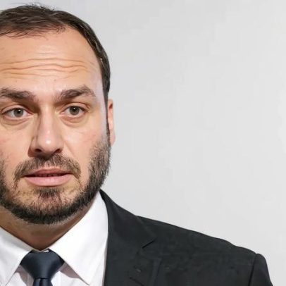 Carlos afirma que membros do PL que não apoiam Flávio traem Jair Bolsonaro