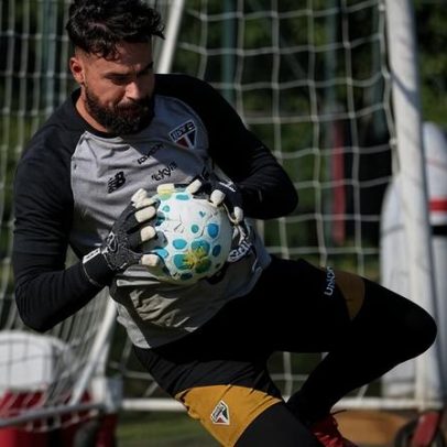 São Paulo joga com time misto e estreia goleiro contra Millonarios