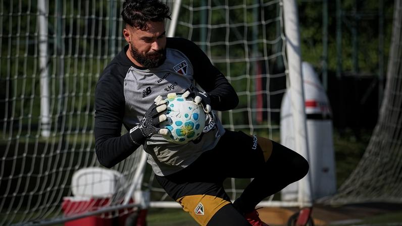 Carlos Coronel, goleiro do São Paulo, em treinamento no CT da Barra Funda