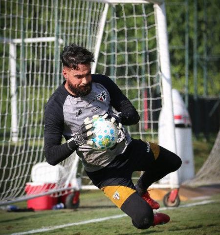 Carlos Coronel, goleiro do São Paulo, em treinamento no CT da Barra Funda
