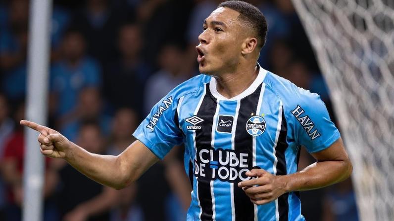Carlos Vinícius comemora gol pelo Grêmio