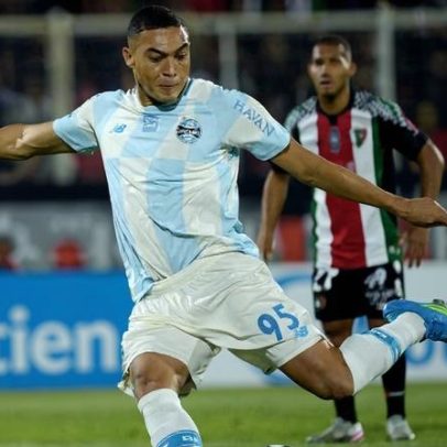 Carlos Vinícius falha 3 pênaltis, gol é anulado e Grêmio empata na Sul-Americana