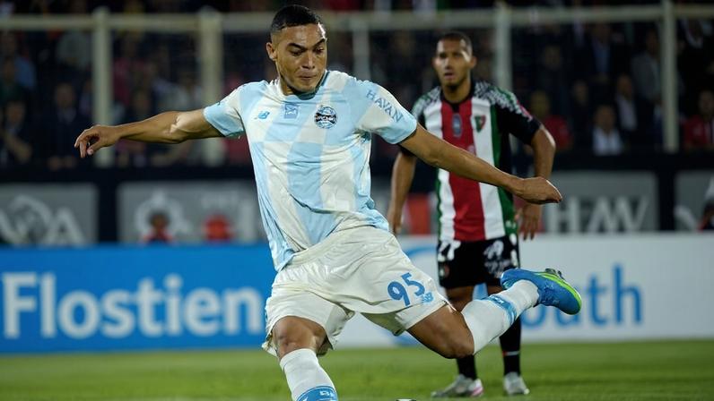 Carlos Vinícius em ação durante Palestino x Grêmio, jogo da Sul-Americana
