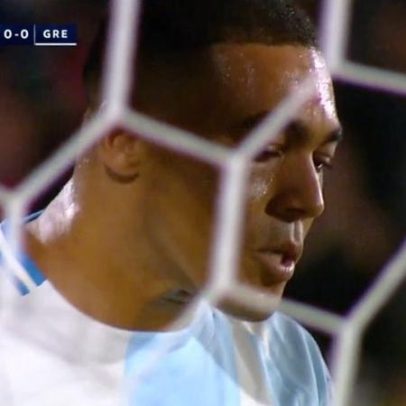 Carlos Vinícius falha três pênaltis consecutivos em jogo do Grêmio
