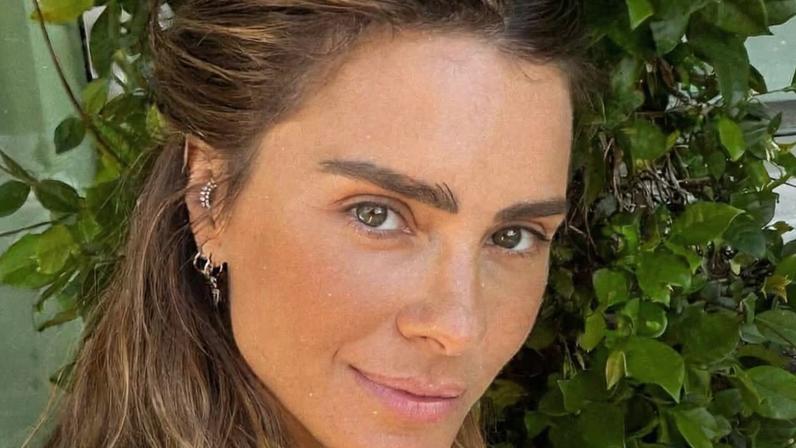 Carolina Dieckmmann dispara contra julgamentos sobre o corpo e desabafa: “É absurdo”