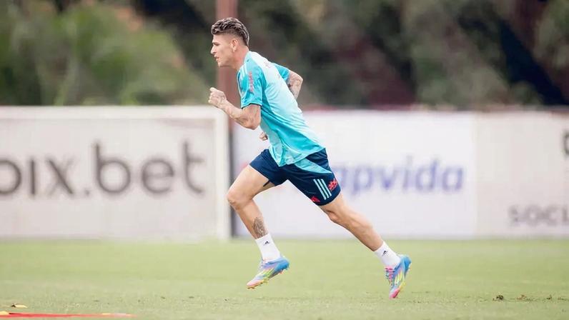 Carrascal durante treino do Flamengo no Ninho do Urubu (Foto: Adriano Fontes/Flamengo)