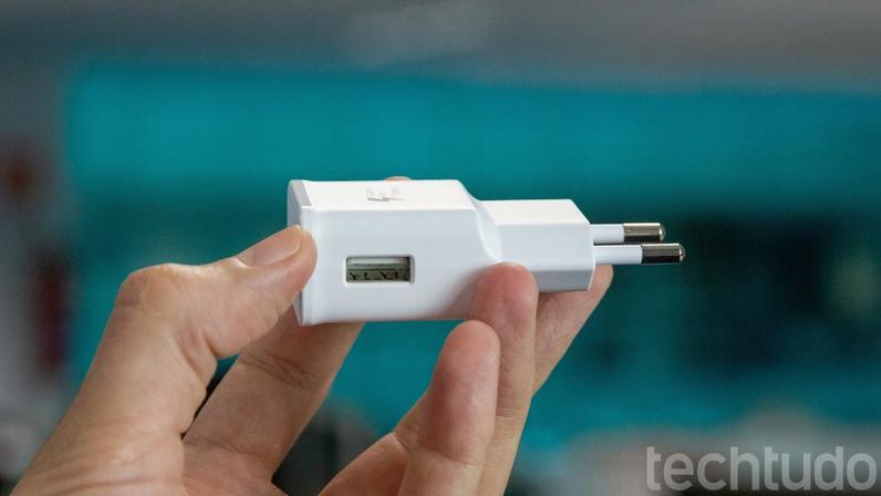 Mulher usa pano para conectar carregador danificado à tomada em vídeo que viralizou nas redes sociais — Foto: Instagram/Reprodução