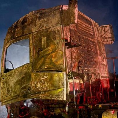 Carreta pega fogo e é destruída na MGC-135, Norte de Minas