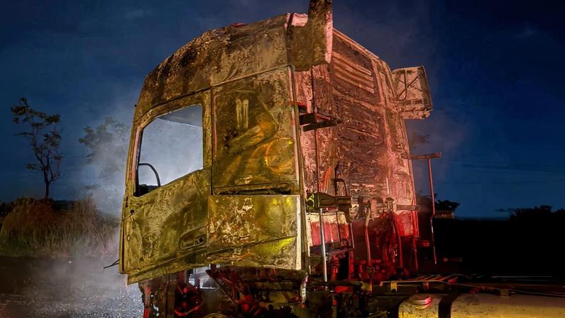 Carreta pega fogo e acaba totalmente destruída na MGC-135, no Norte de Minas