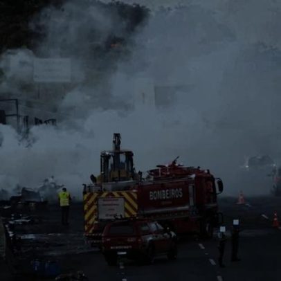 Carreta tomba e pega fogo na Rodovia dos Imigrantes, em São Bernardo do Campo