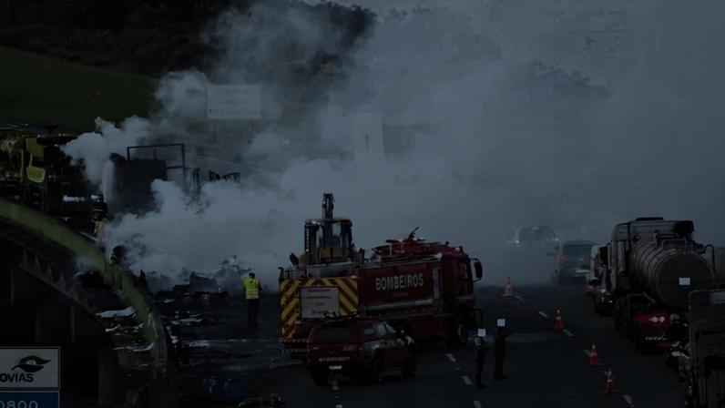 Carreta tomba e pega fogo na Rodovia dos Imigrantes | Reprodução Portal CCM – ARTESP