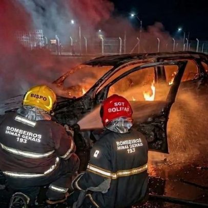 Incêndio destrói carro na LMG-605, em Januária