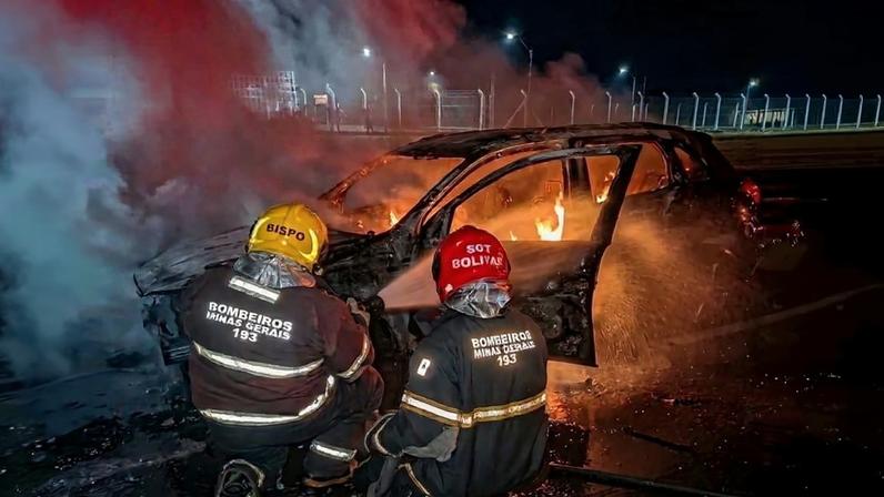 Carro é destruído por incêndio na LMG-605 em Januária