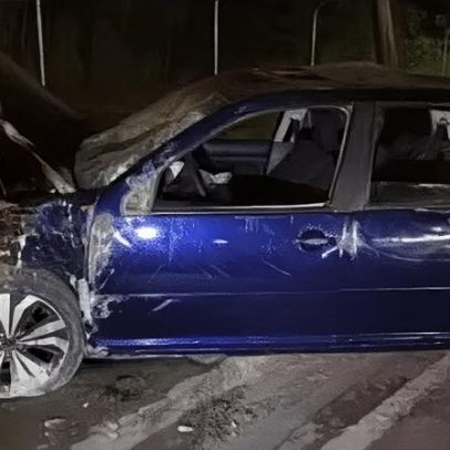 Carro destruído com sangue e sem ocupantes após acidente em Montes Claros