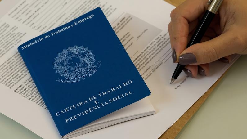 Carteira de trabalho (Shutterstock)