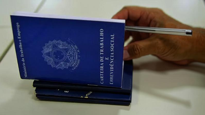 Carteira de trabalho — Foto: Agência Brasil