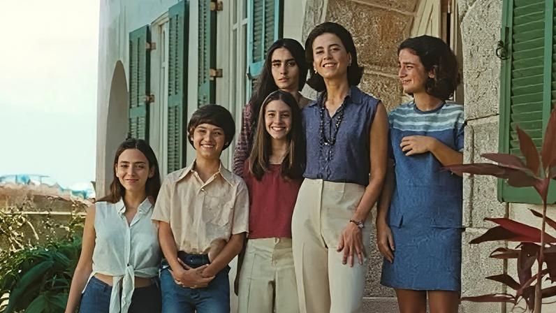 Imagem de Eunice Paiva, representada por Fernanda Torres, com filhos na fachada da casa usada para as filmagens de "Ainda Estou Aqui"