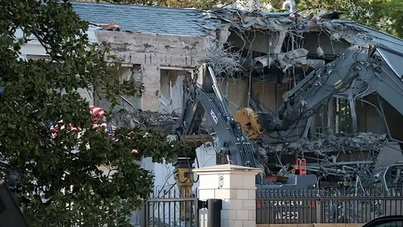 Trabalhadores demolem a fachada da Ala Leste da Casa Branca em 20 de outubro de 2025 em Washington, DC. A demolição faz parte do plano do presidente dos EUA, Donald Trump, de construir um salão de baile, que custará US$ 200 milhões.