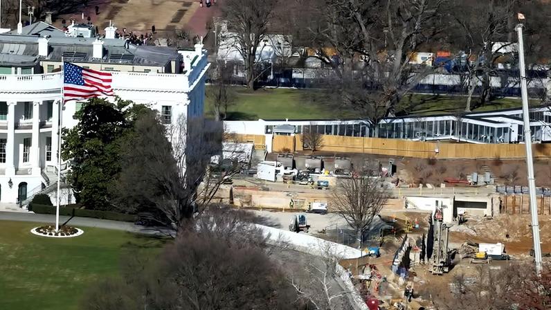 Area demolida da Ala Leste da Casa Branca onde Trump pretende construir um salão de festas — Foto: REUTERS/Kevin Lamarque