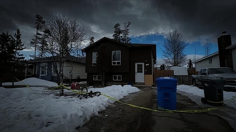 Fita policial isola casa de suspeita de 18 anos após massacre em escola no Canadá