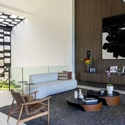 Casa no Rio de Janeiro recebe retrofit com grafite de Ayrton Senna