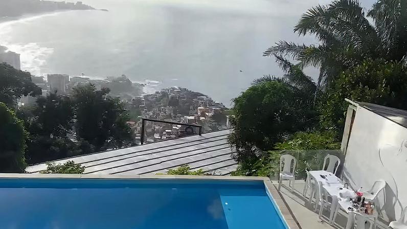 Casa onde traficante estava tinha piscina com borda infinita e vista privilegiada para a Zona Sul — Foto: Reprodução/TV Globo