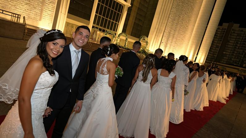 Casamento coletivo de 17 mil casais é organizado pela Universal