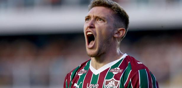 Savarino comemora seu gol na vitória do Fluminense sobre o Santos na Vila Belmiro