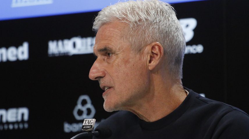 Luís Castro em coletiva após vitória do Grêmio sobre o Confiança — Foto: Rafael Favero