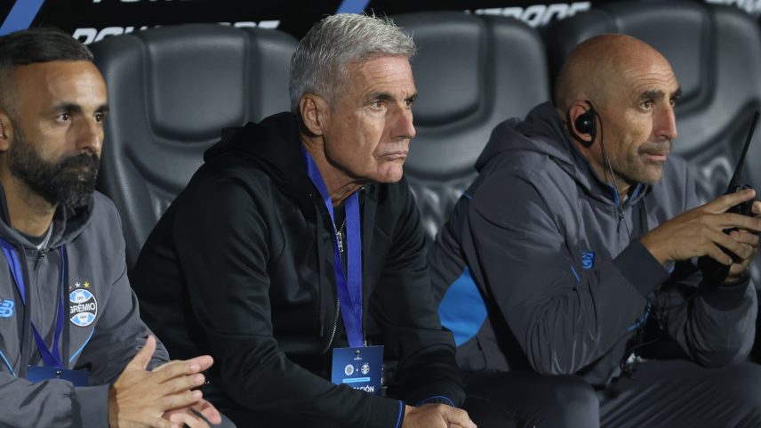 Luís Castro e auxiliares na derrota do Grêmio na estreia da Sul-Americana — Foto: EFE/ Gastón Britos