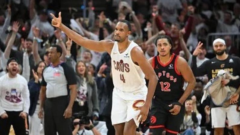 Evan Mobley comemora cesta dos Cavaliers em vitória contra Raptors