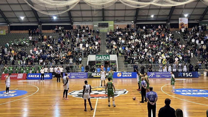 Um minuto de silêncio antes de Caxias x Corinthians, pelo NBB — Foto: Thais Sousa/CXSB