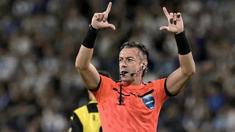 O Brasil será o país com mais representantes da arbitragem na competição; na imagem, o árbitro paulista Raphael Klaus, que fará sua 2ª participação