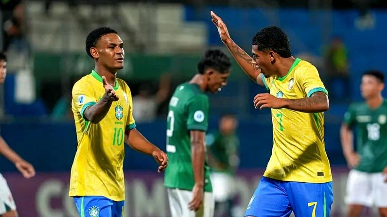 Eduardo Conceição e Kauê Furquim comemoram o primeiro gol do Brasil na partida (Foto: Nelson Terme / CBF)