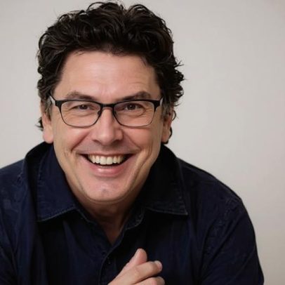 Veterano apresentador de rádio australiano James Valentine morre aos 64
