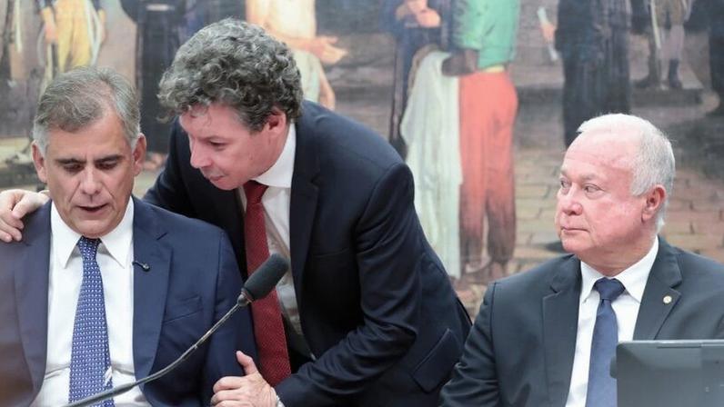Na imagem, o presidente da CCJ, Leur Lomanto Júnior, o autor da PEC 221 de 2019, Reginaldo Lopes e o relator, Paulo Azi