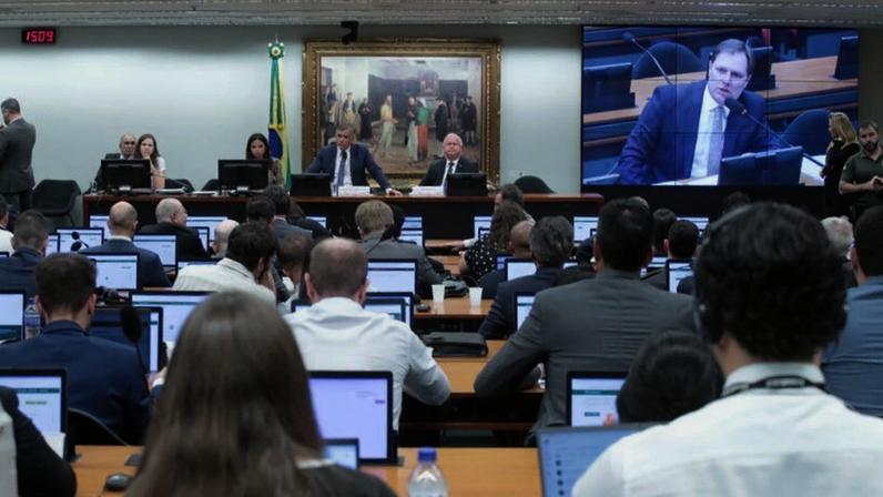 A CCJ da Câmara aprovou nesta 4ª feira (22.abr.2026) a PEC que extingue a escala 6 x 1; proposta segue para comissão especial