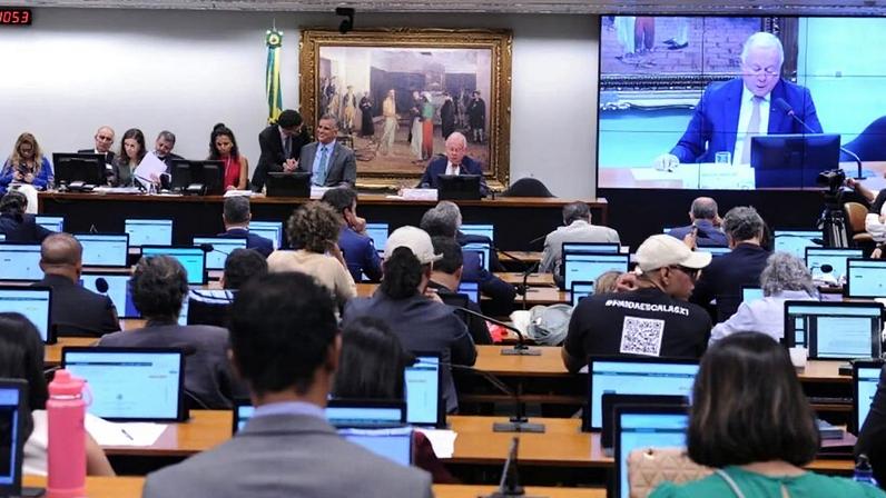 CCJ vota nesta quarta-feira PEC que reduz escala 6 X 1 para 5 X 2