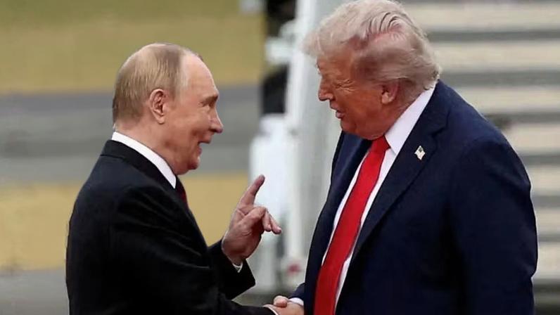 Putin e Trump se cumprimentam durante encontro no Alasca em agosto de 2025 — Foto: REUTERS/Kevin Lamarque