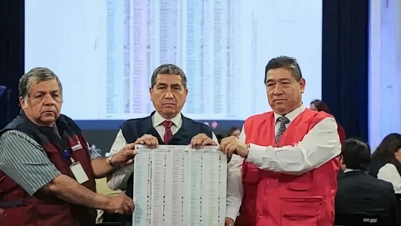 Cédula para eleição presidencial do Peru de 2026 mede mais de 42 centímetros de largura, mais de 40 centímetros de comprimento e possui cinco colunas
