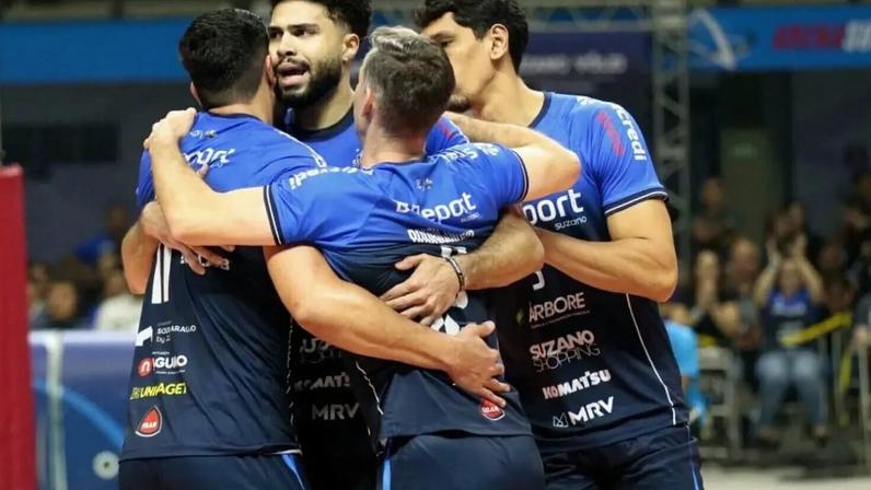 Jogadores do Suzano comemoram a vitória sobre o Sesi nas semifinal do Paulista (Divulgação/Suzano)