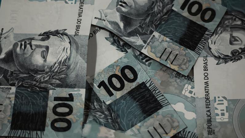 Notas de R$ 100 sobrepostas (Foto: Daniel Dan/Pexels)