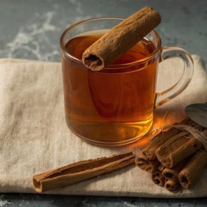 Chá de canela pode influenciar a menstruação? O que dizem pesquisas